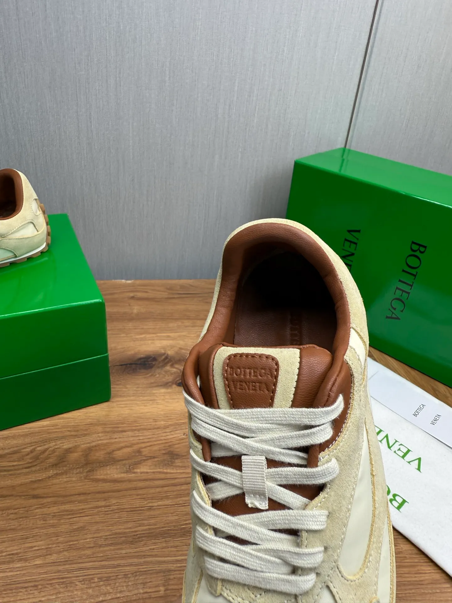 Men's men's shoes💰540💰 Bottega Veneta｜BV's new Forrest Gump shoes. Dexun shoes🩷💚 Sneaker technology nylon and suede, inspired by retro sneakers, light, comfortable, breathable and essential item. Original wear-resistant and non-slip rubber outsole❕❗️ Size: Female 35-40 (40 is custom-made and cannot be returned) Male 39-45 (45 is custom-made and cannot be returned or exchanged)